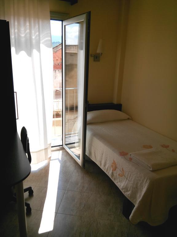 Hostal Sant Sadurni Sant Sadurní dʼAnoia Zewnętrze zdjęcie
