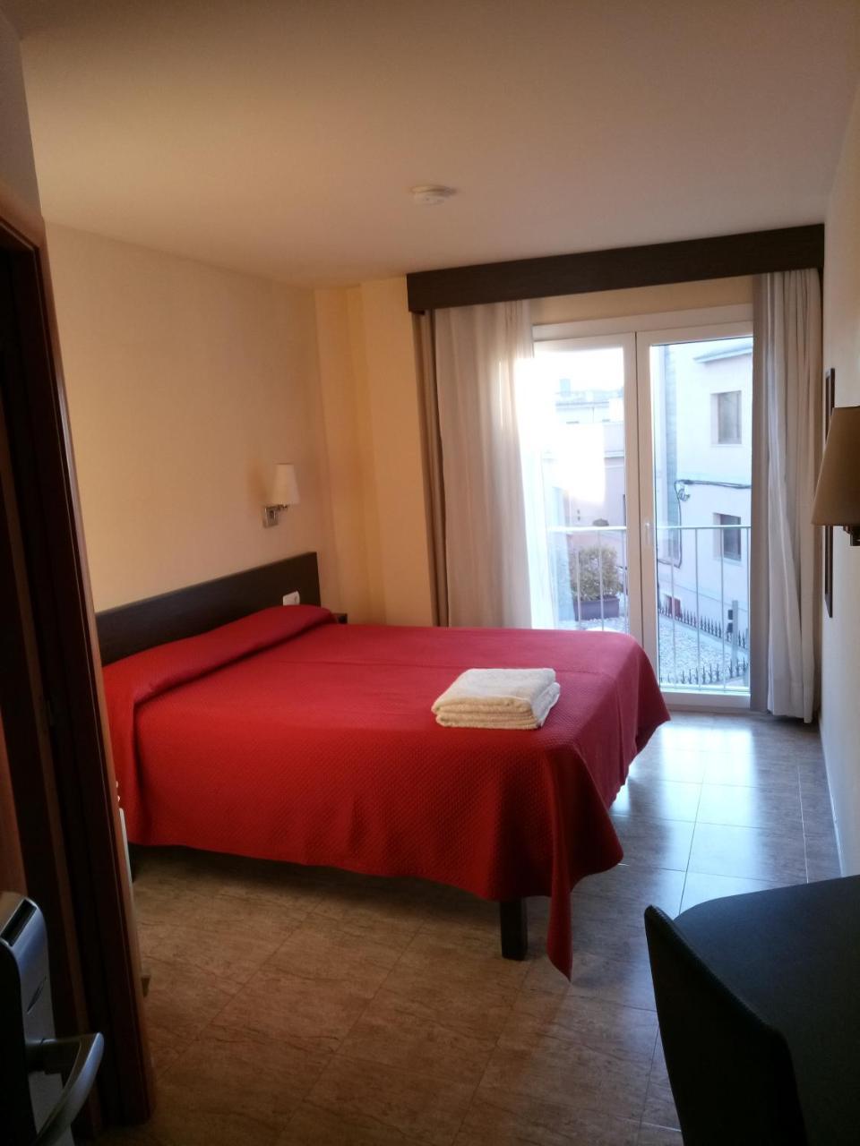 Hostal Sant Sadurni Sant Sadurní dʼAnoia Zewnętrze zdjęcie